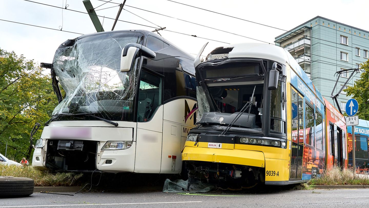 Berliner Alexanderplatz: Zusammenstoß von Tram und Bus – Unfallstelle wieder frei