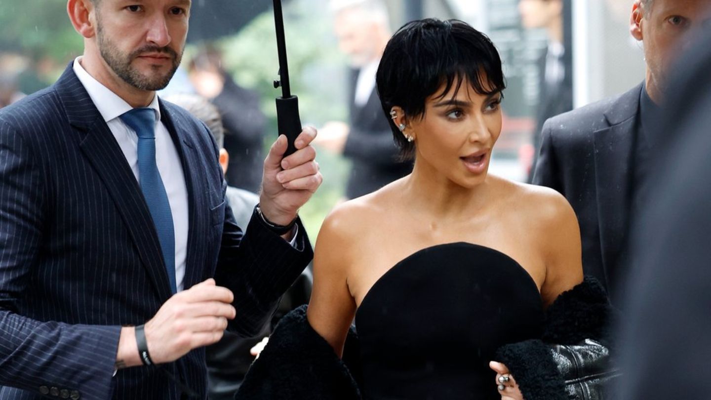 Ganz die Mutter: Kim Kardashian überrascht mit Kurzhaarschnitt in Paris