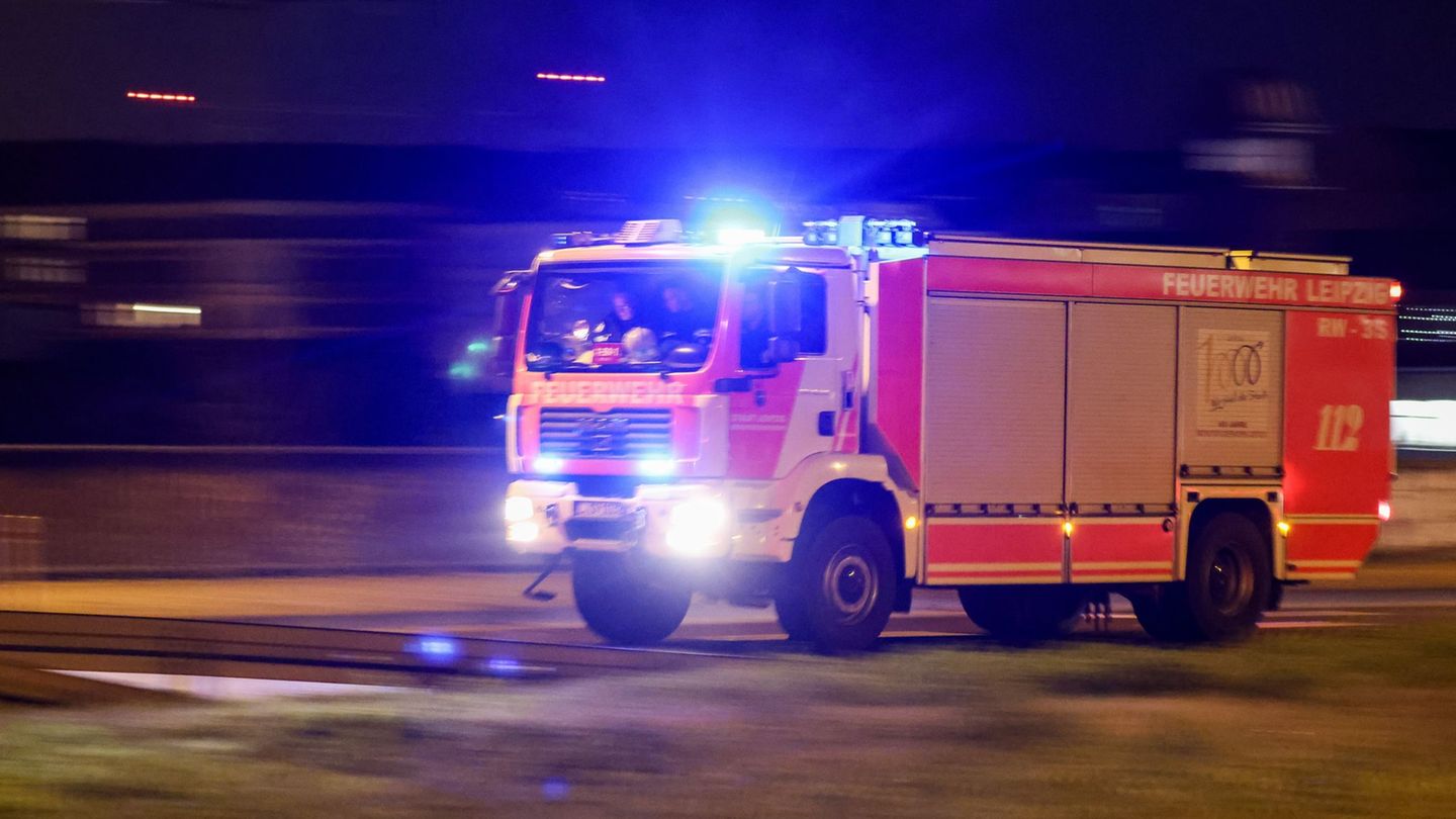 Feuerwehreinsatz: Akku von E-Bike explodiert: Großbrand in Wohnhaus