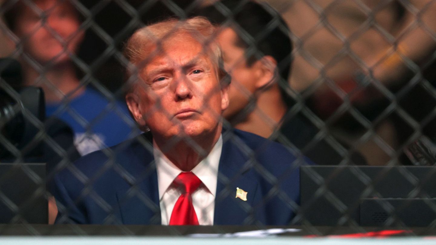 Martialisches Spektakel: Vor dem Weißen Haus: Käfigkampf an Trumps Geburtstag