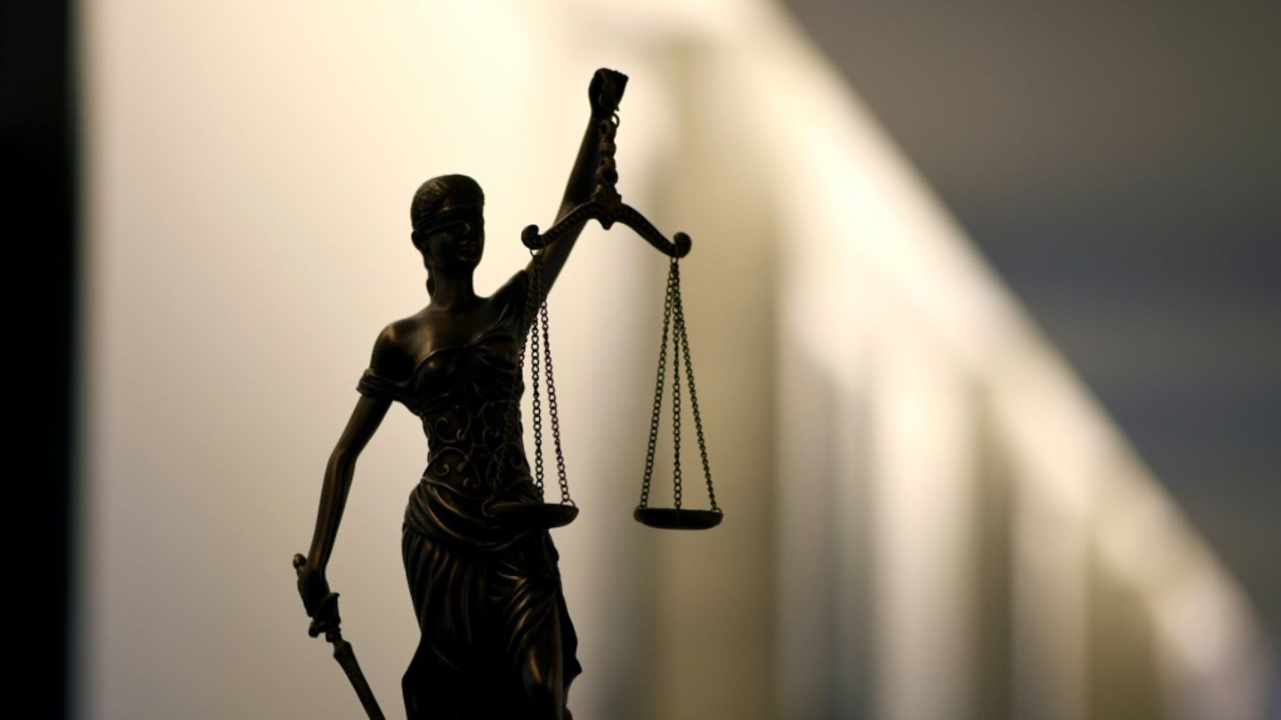 „Versklavt“: Lange Haft wegen Vergewaltigung und Missbrauchs von Stieftöchtern
