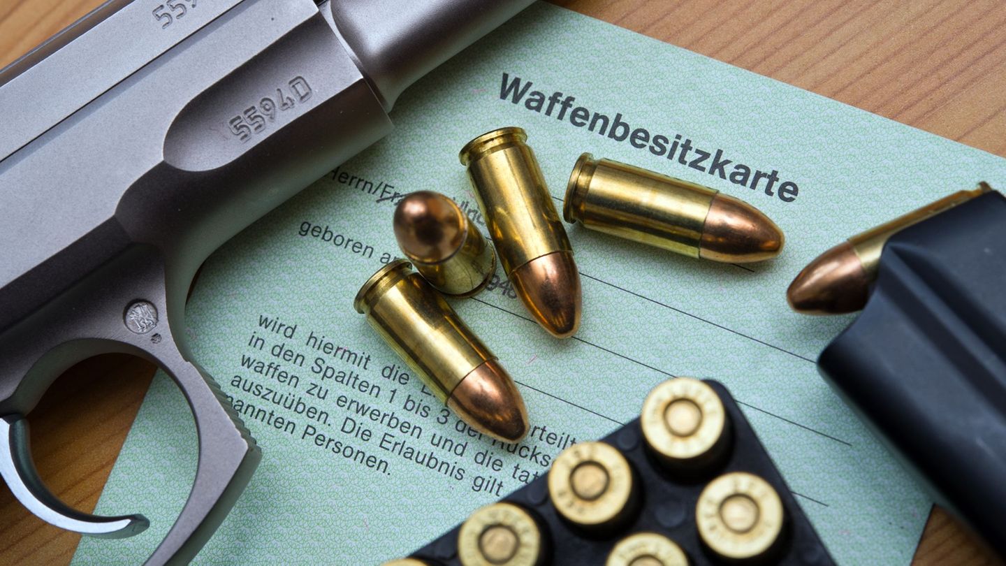 Kriminalität: Warum das Land Waffenscheine an Extremisten ausgibt