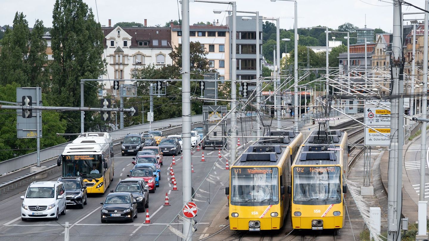 Unfall: Verbotenes Abbiegen – Auto kracht in Stuttgarter Stadtbahn