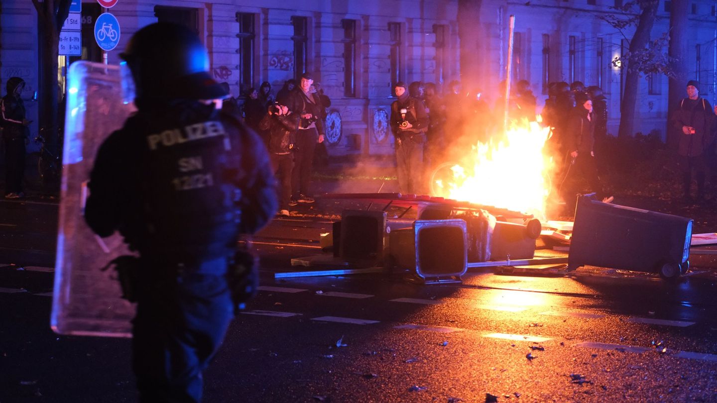 Proteste: Demonstranten zünden im Leipziger Osten Barrikade an