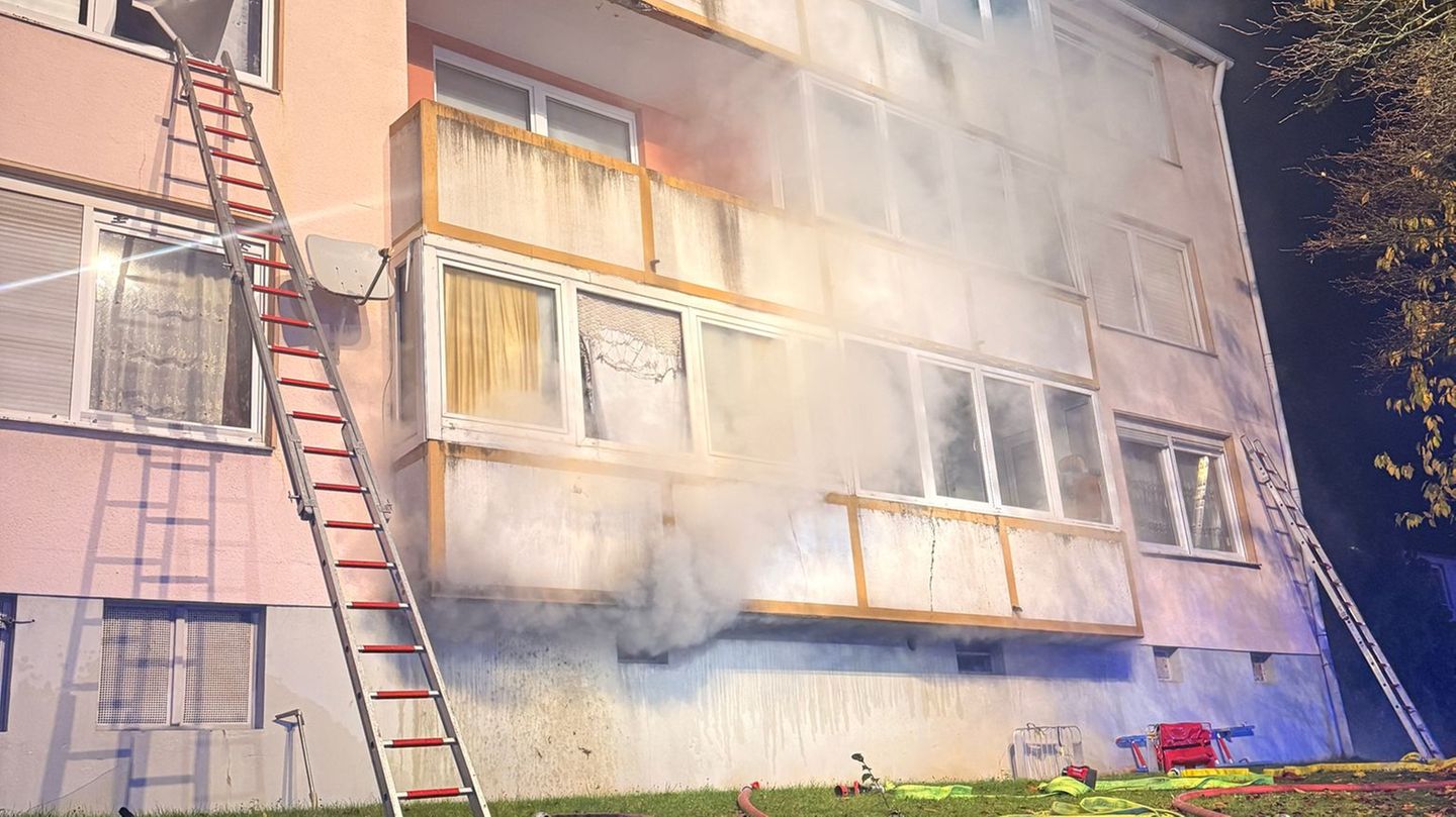 Brände: Kellerbrand in Detmold: Feuerwehr evakuiert 31 Bewohner