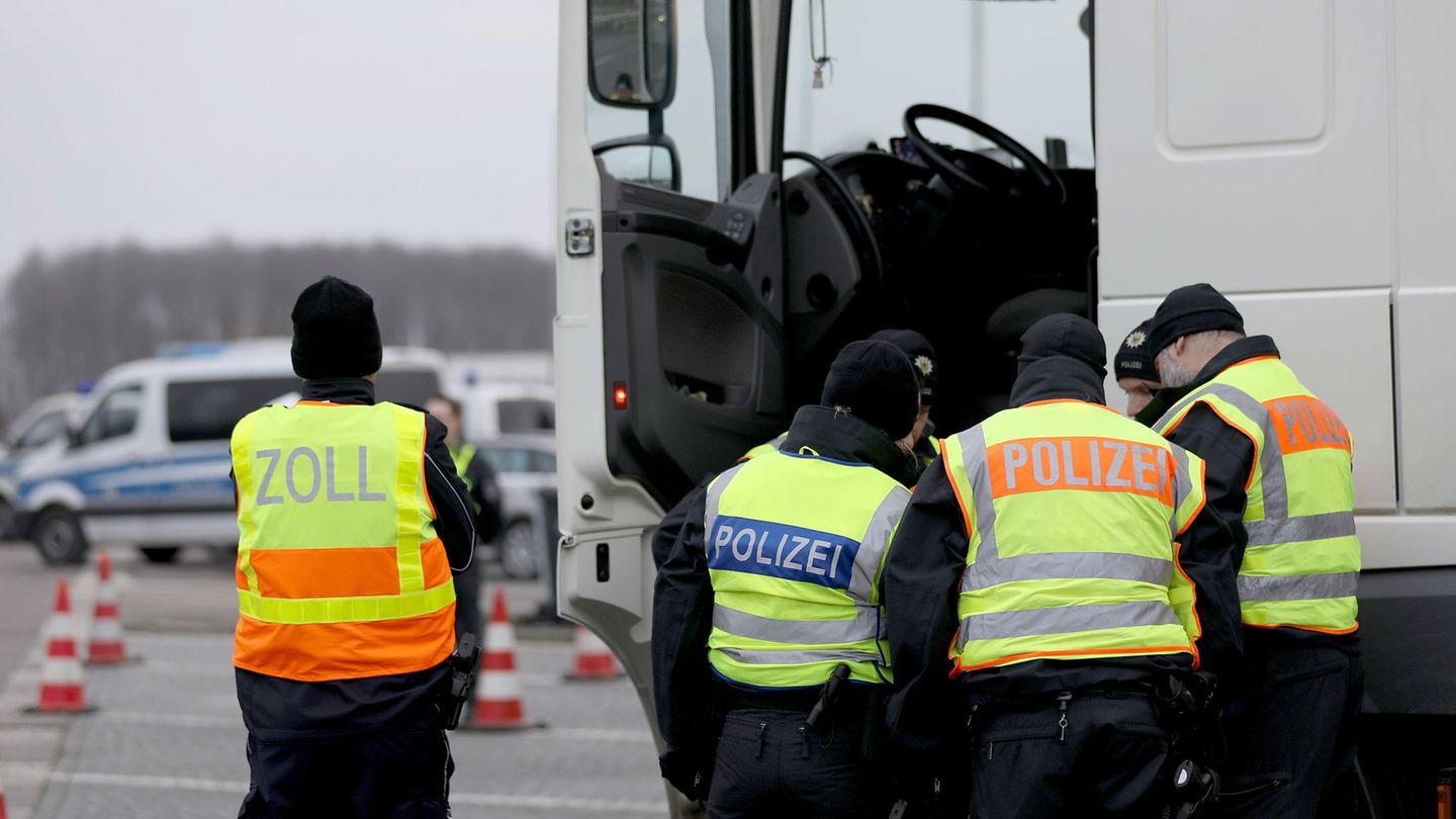 Einsatz: Polizei ertappt bei Großkontrolle an Grenze viele Straftäter