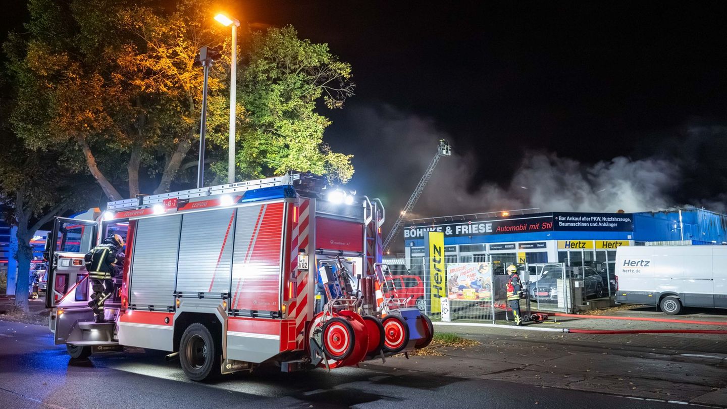 Stundenlanger Einsatz: Großeinsatz im Leipziger Osten – Autohaus brennt