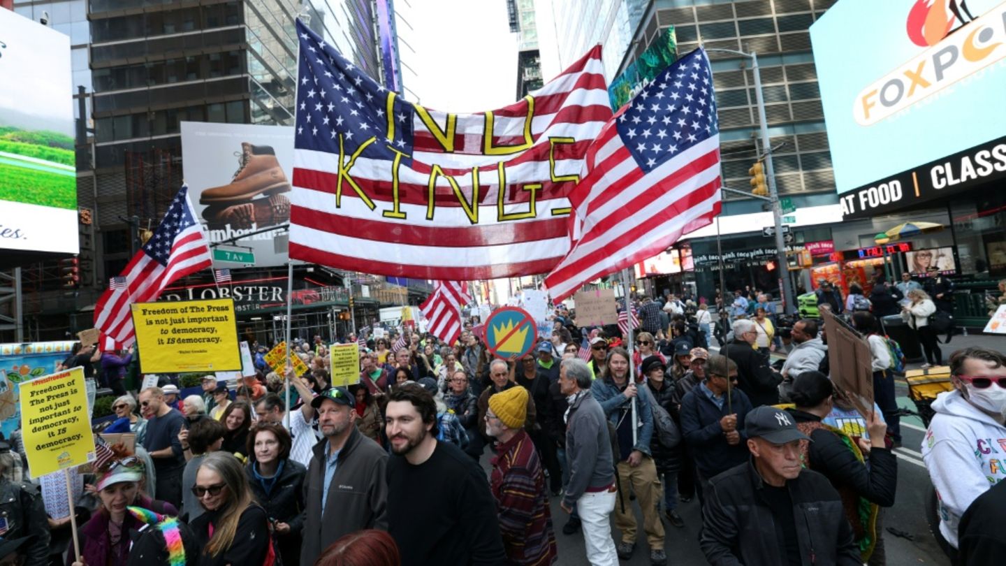 „No Kings“-Demonstrationen in den USA begonnen