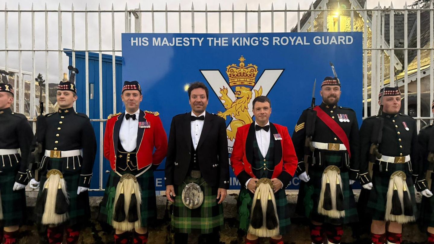 Besonderes Dinner: Jimmy Fallon feiert im Kilt mit Soldaten in Schottland