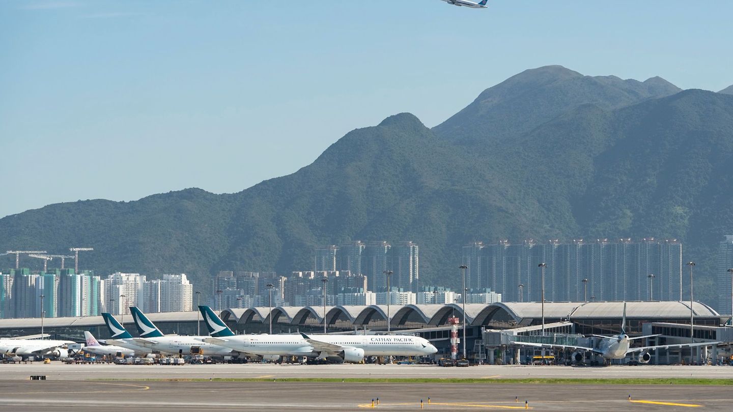 Flughafen Hongkong: Tödlicher Unfall: Jumbo-Jet rutscht über Landebahn ins Meer