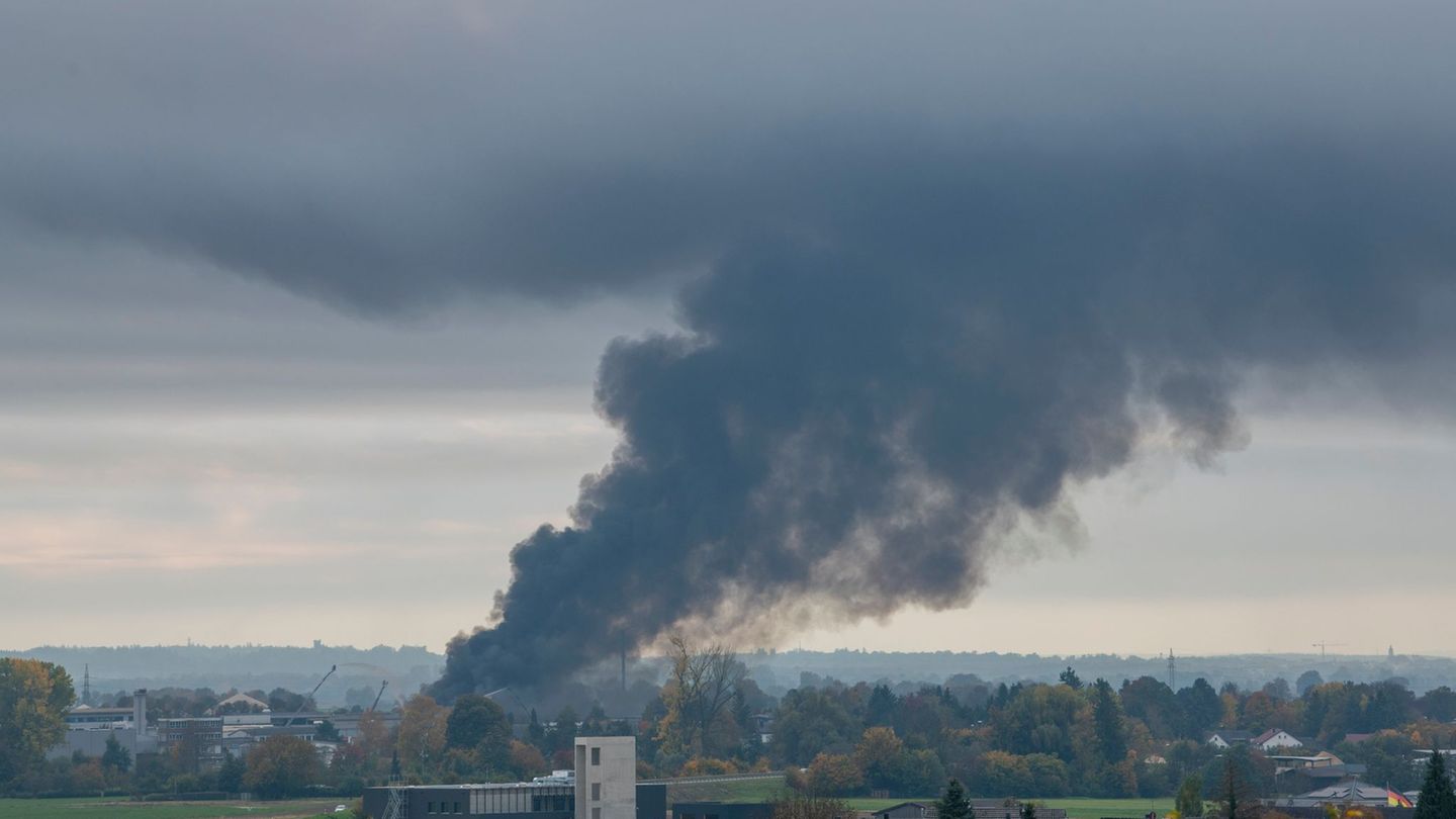 Brände: Sortieranlage in Brand – Verkehr im Umkreis gesperrt