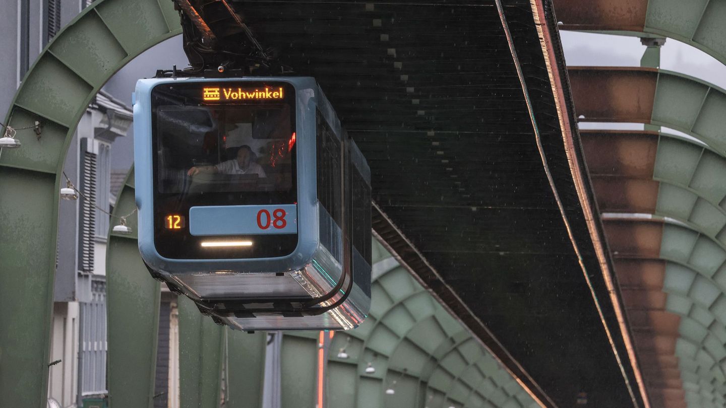 Während der Fahrt: Wuppertaler Schwebebahn beschossen oder beworfen