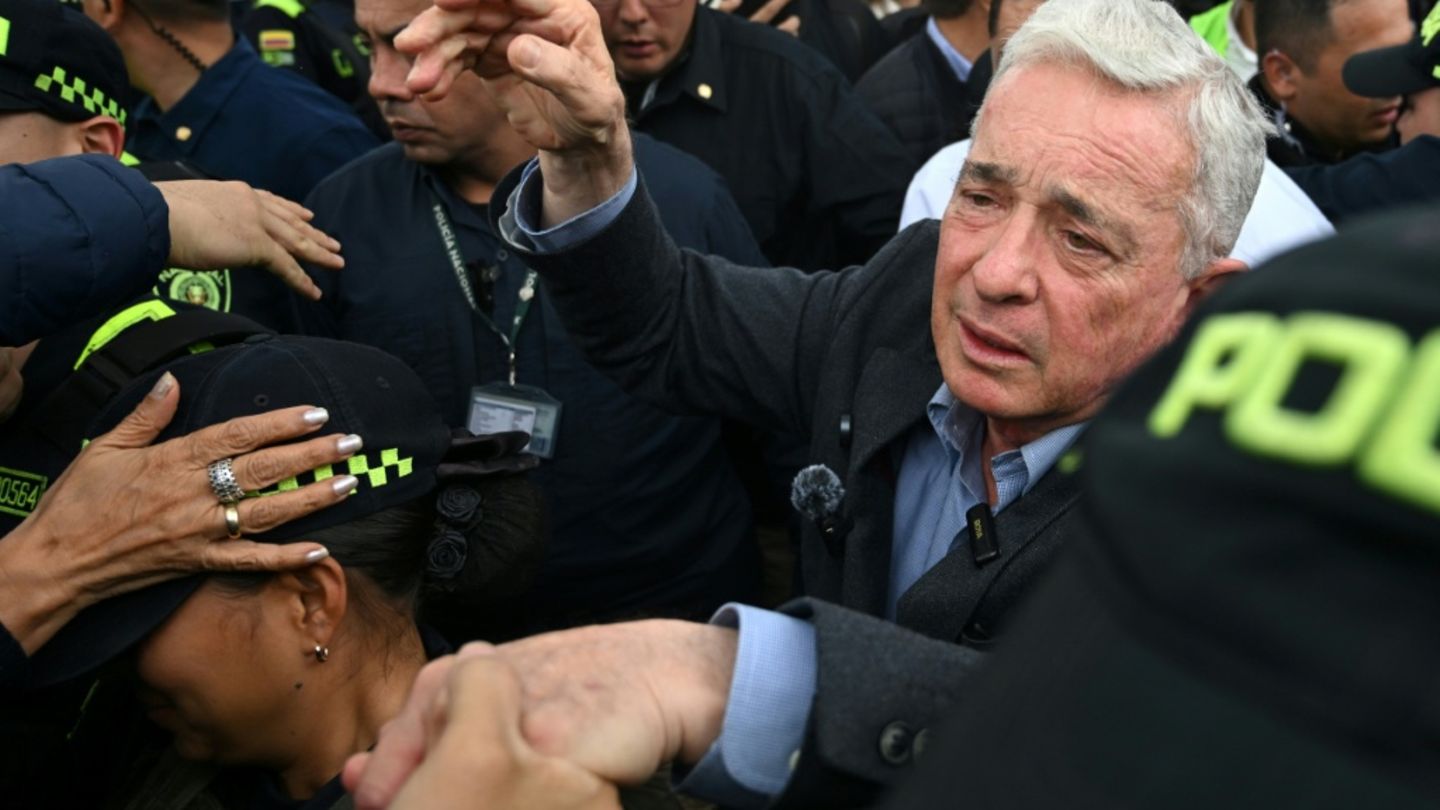 Gericht in Kolumbien hebt Verurteilung von Ex-Präsident Uribe auf