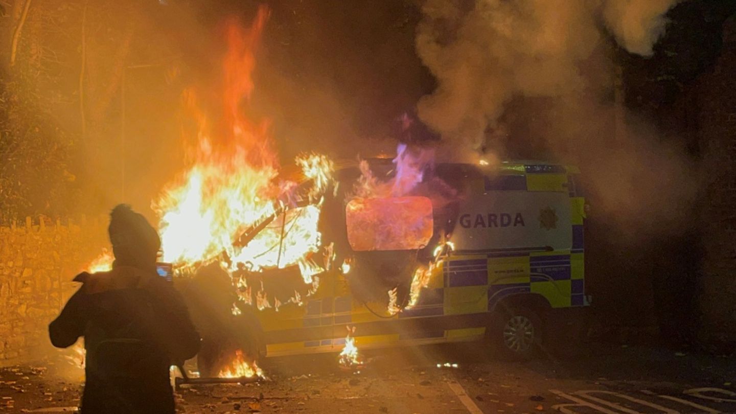 „Gewaltsame“ Proteste vor Hotel für Asylsuchende in Irland – sechs Menschen festgenommen