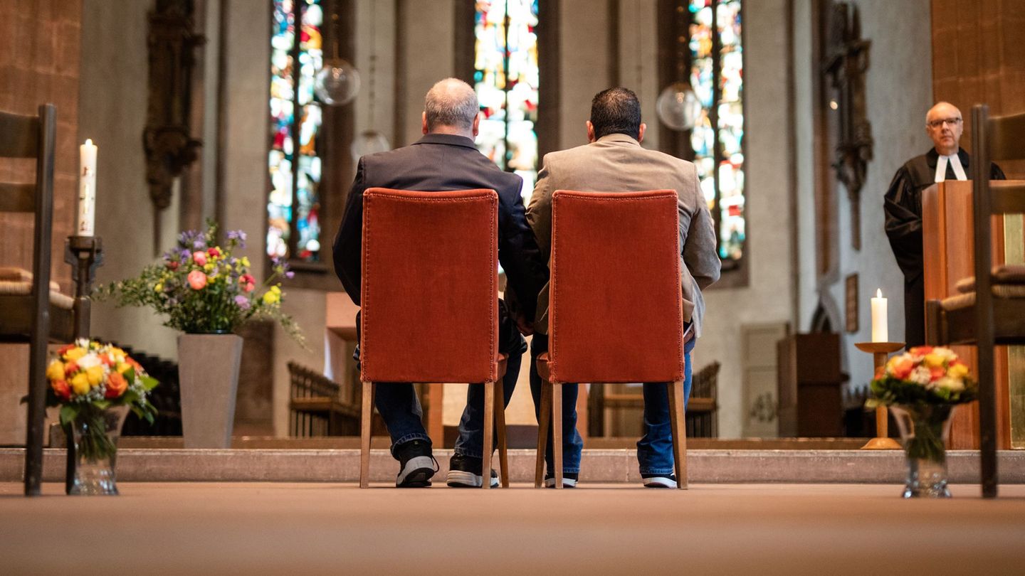 Nicht genügend Stimmen: Kirche lehnt Trauung homosexueller Paare knapp ab