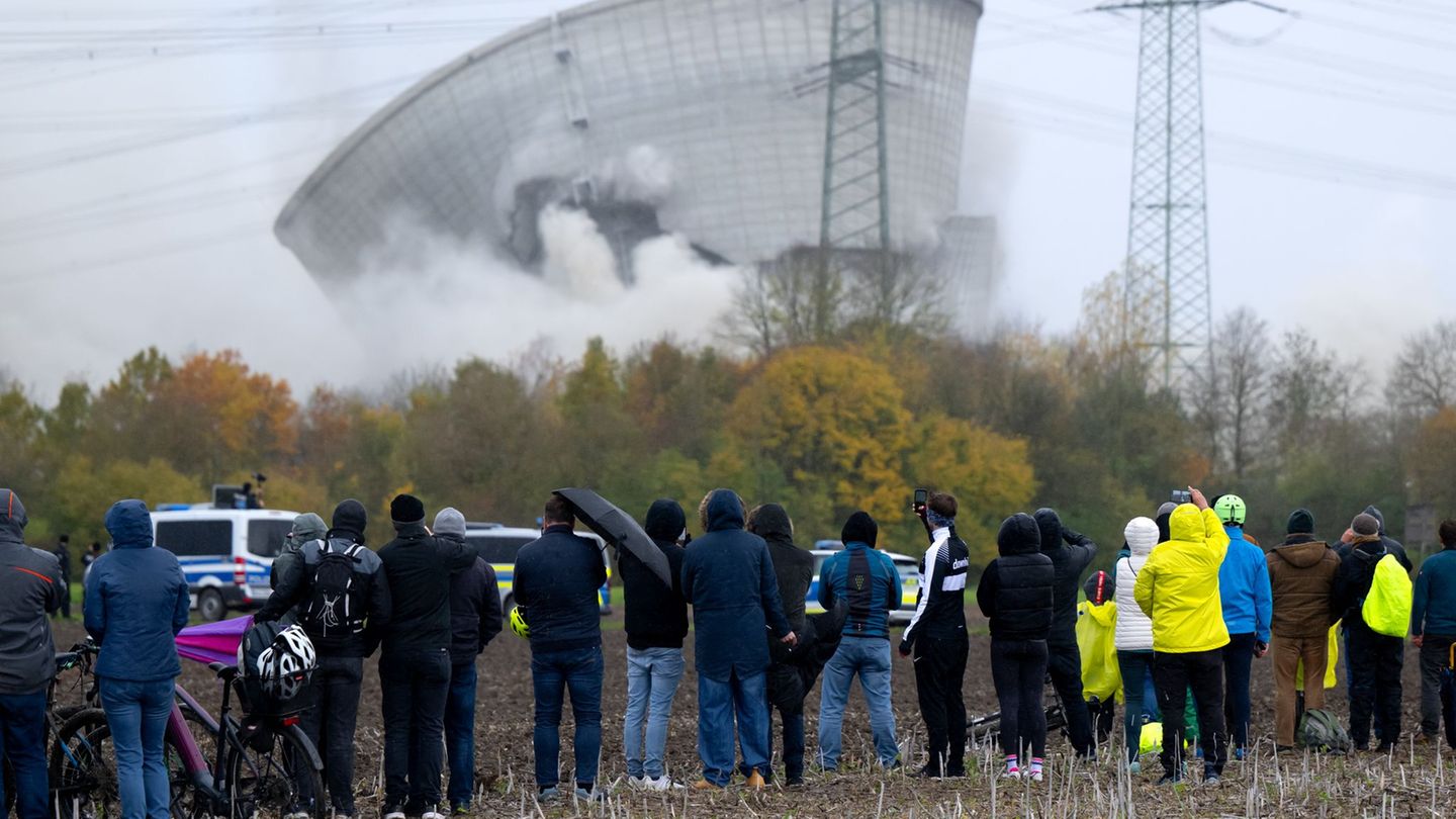 Rückbau von Atomkraftwerk: 30.000 Menschen verfolgen Sprengung von AKW-Kühltürmen