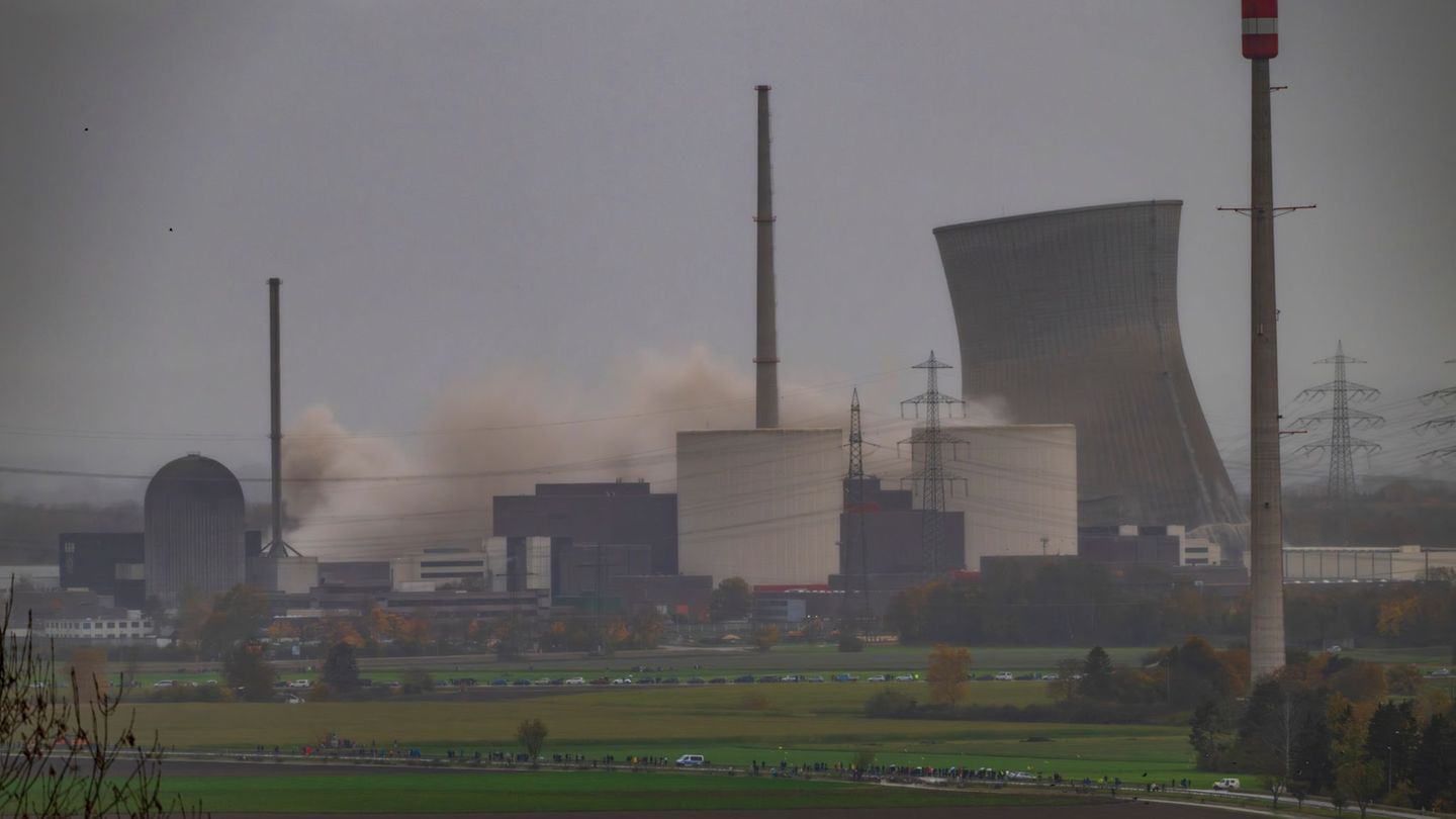 Rückbau von Atomkraftwerk: Kühltürme von AKW Gundremmingen gesprengt