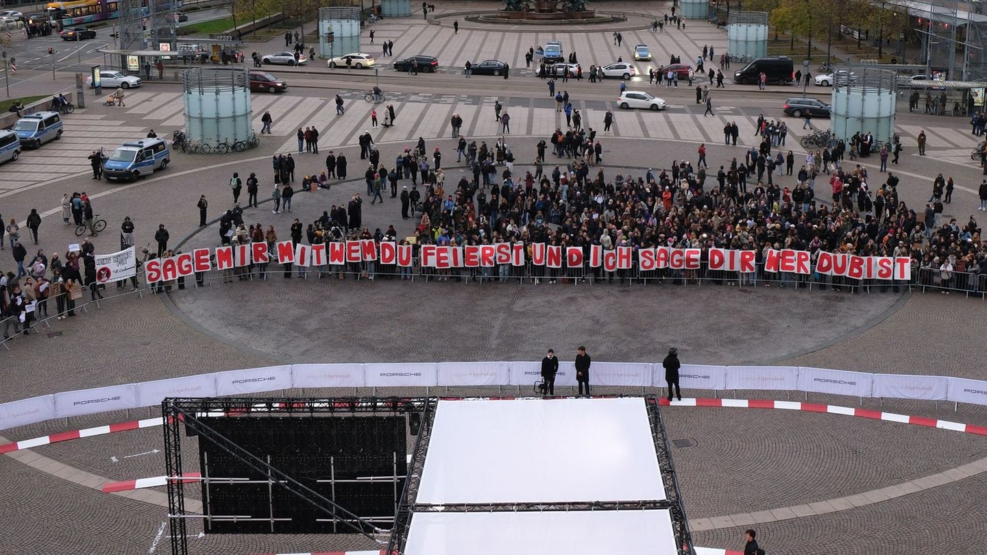 Demonstration: Proteste wegen Lindemann-Einladung zu Leipziger Opernball