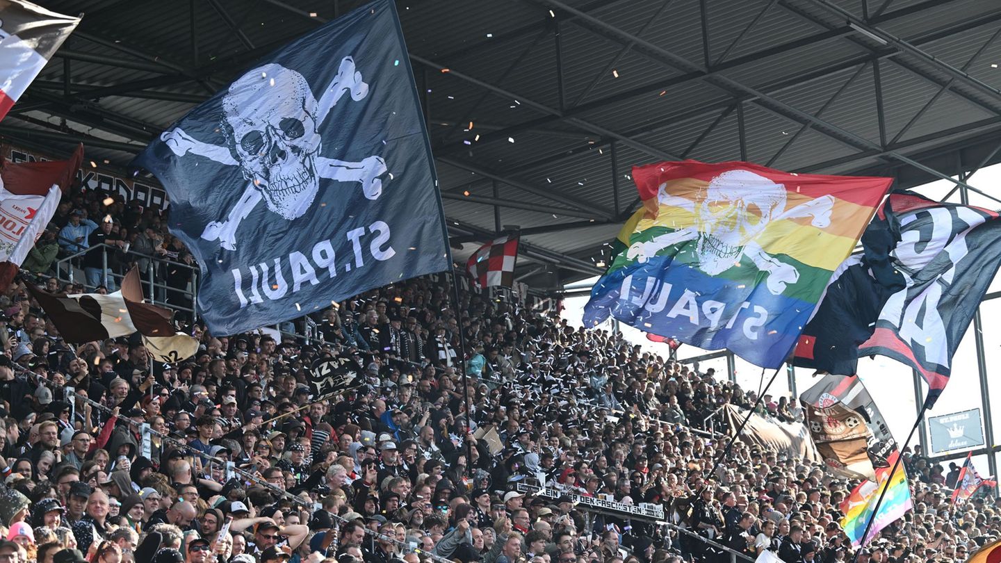 Vorfall mit Fußball-Anhängern: Flaschenwürfe und Verletzte: Platzverweis für über 520 Fans