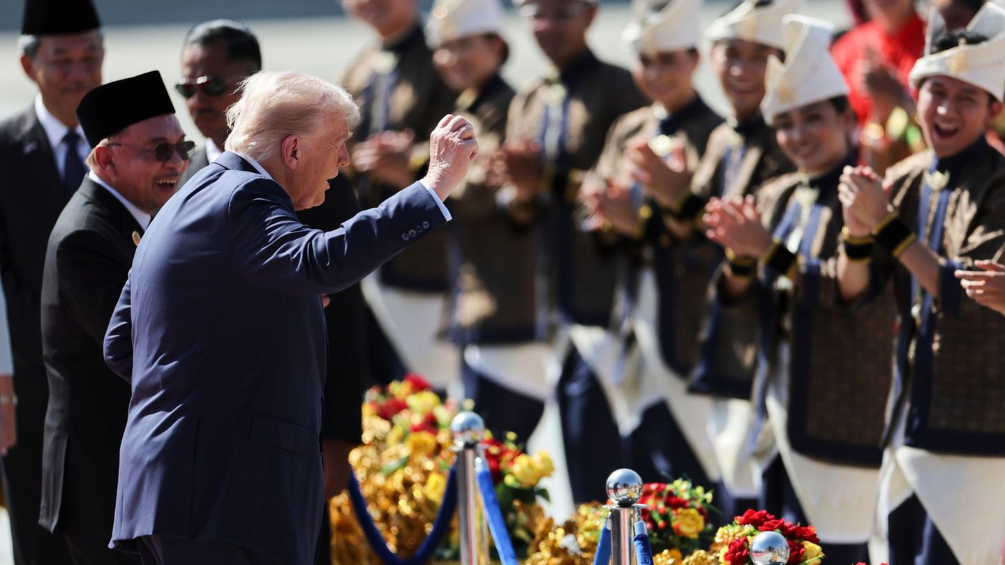 Asien-Reise: Trump tanzt bei Landung in Malaysia