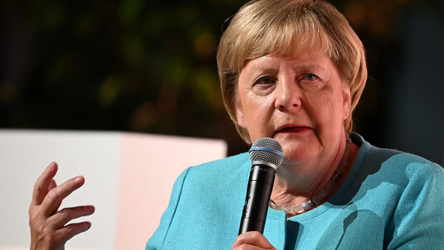 Lesung in Bonn: Angela Merkel mahnt „Maß und Mitte“ an