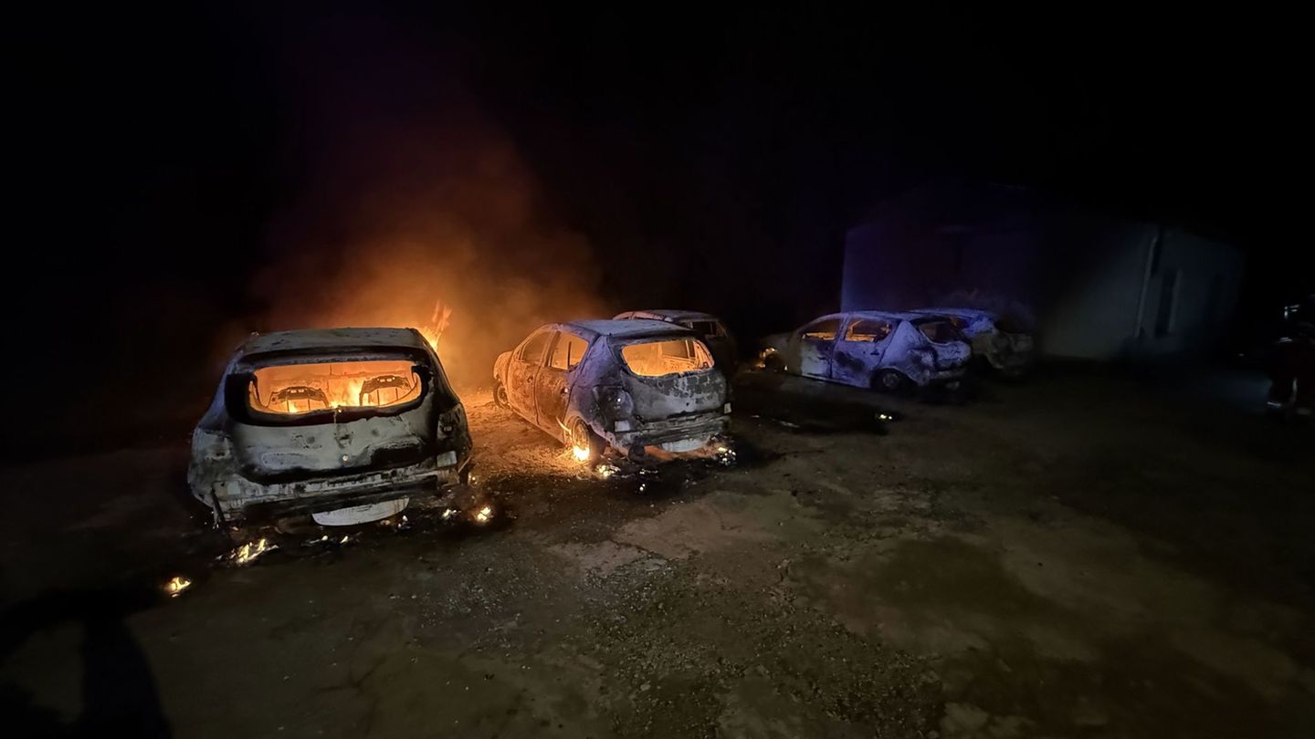 Bruchsal: Brandserie in Bruchsal – Autos und Gartenhütte betroffen
