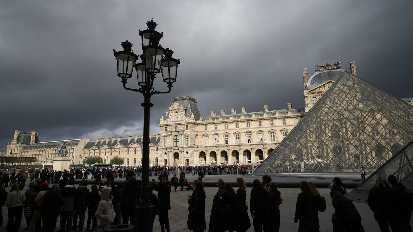 Einbruch: BKA und Interpol fahnden nach gestohlenen Louvre-Juwelen