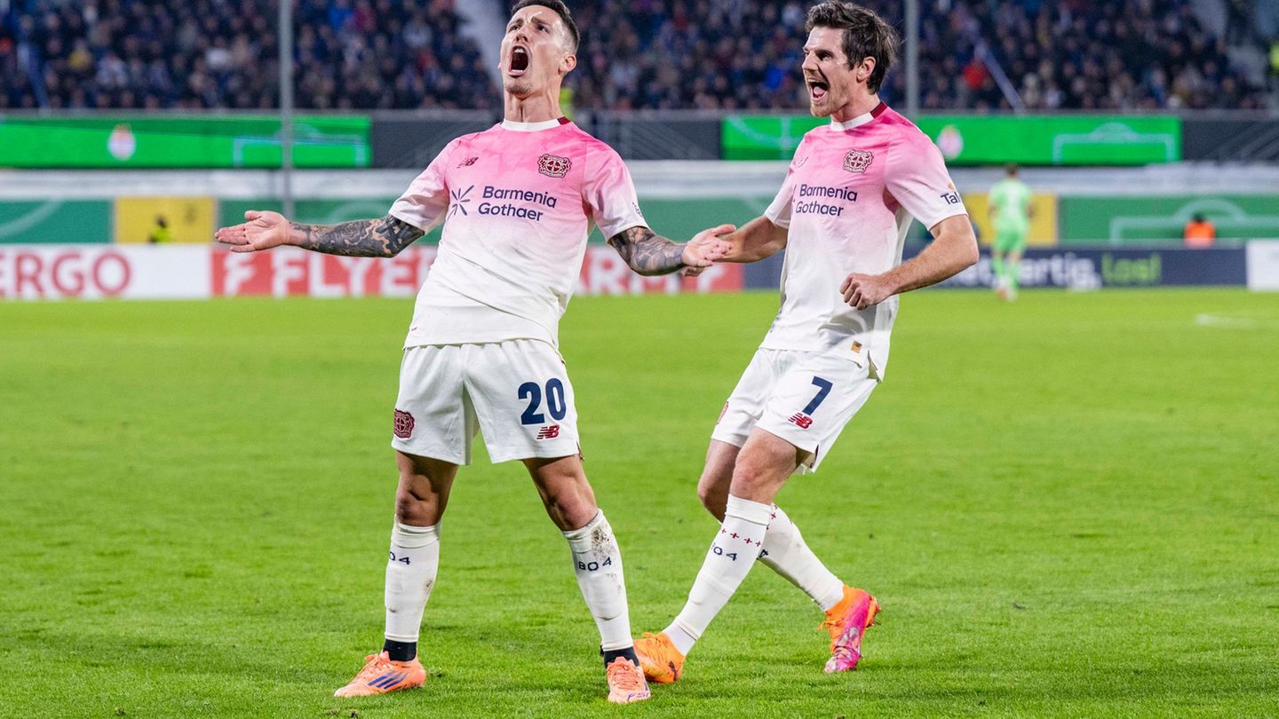 Fußball: Leverkusen zittert sich ins Pokal-Achtelfinale