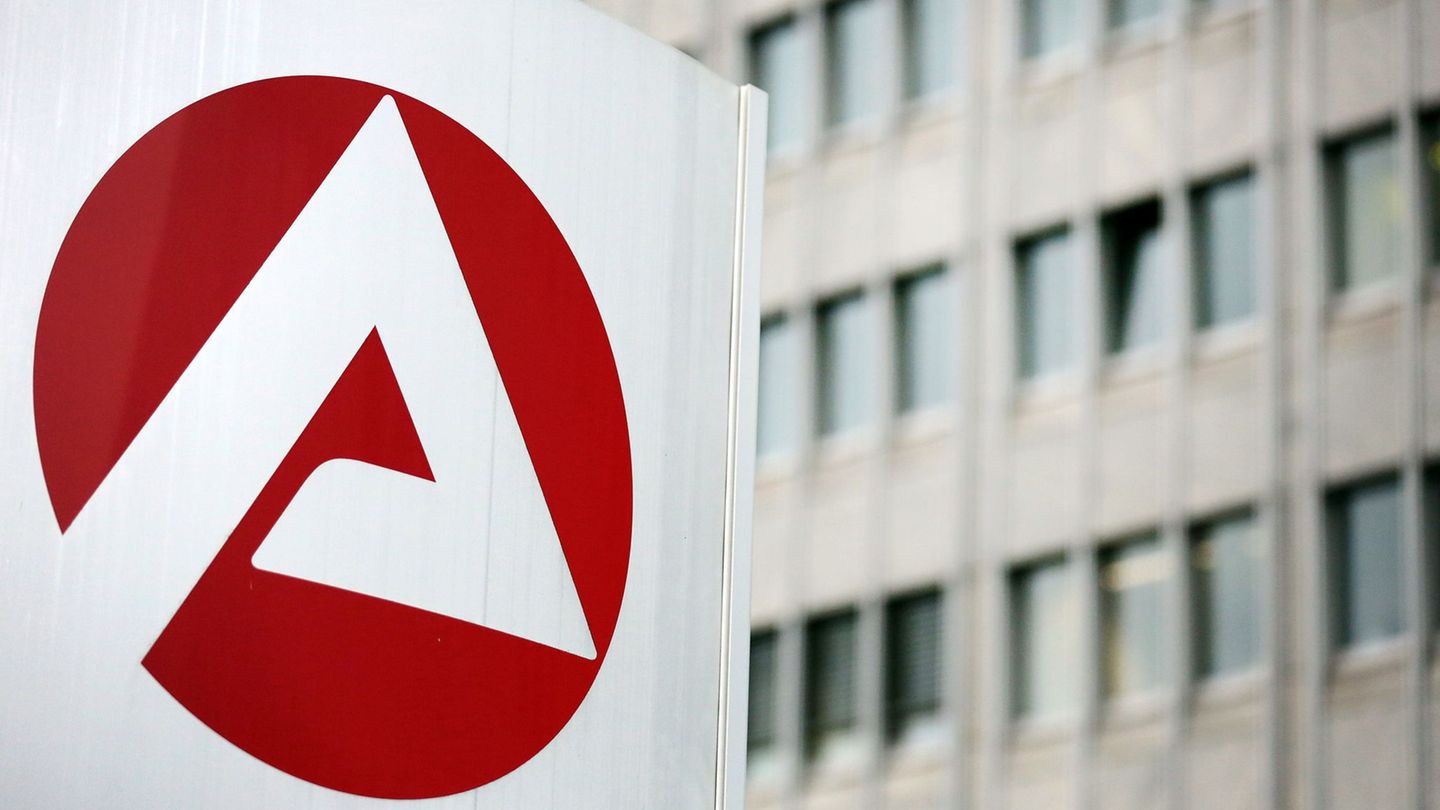 Arbeitsmarkt: Zahl der Arbeitslosen sinkt im Oktober leicht