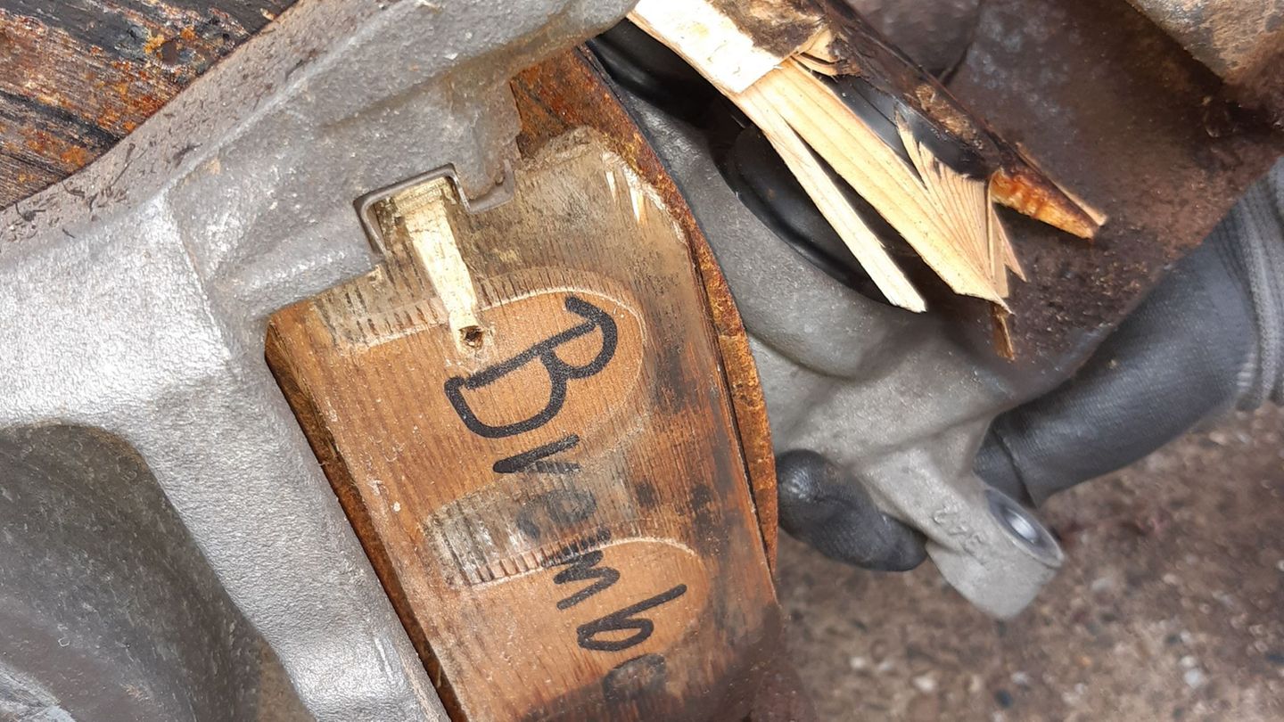 Ludwigsburg: Fahrer entdeckt bei gekauftem SUV Bremsklötze aus Holz