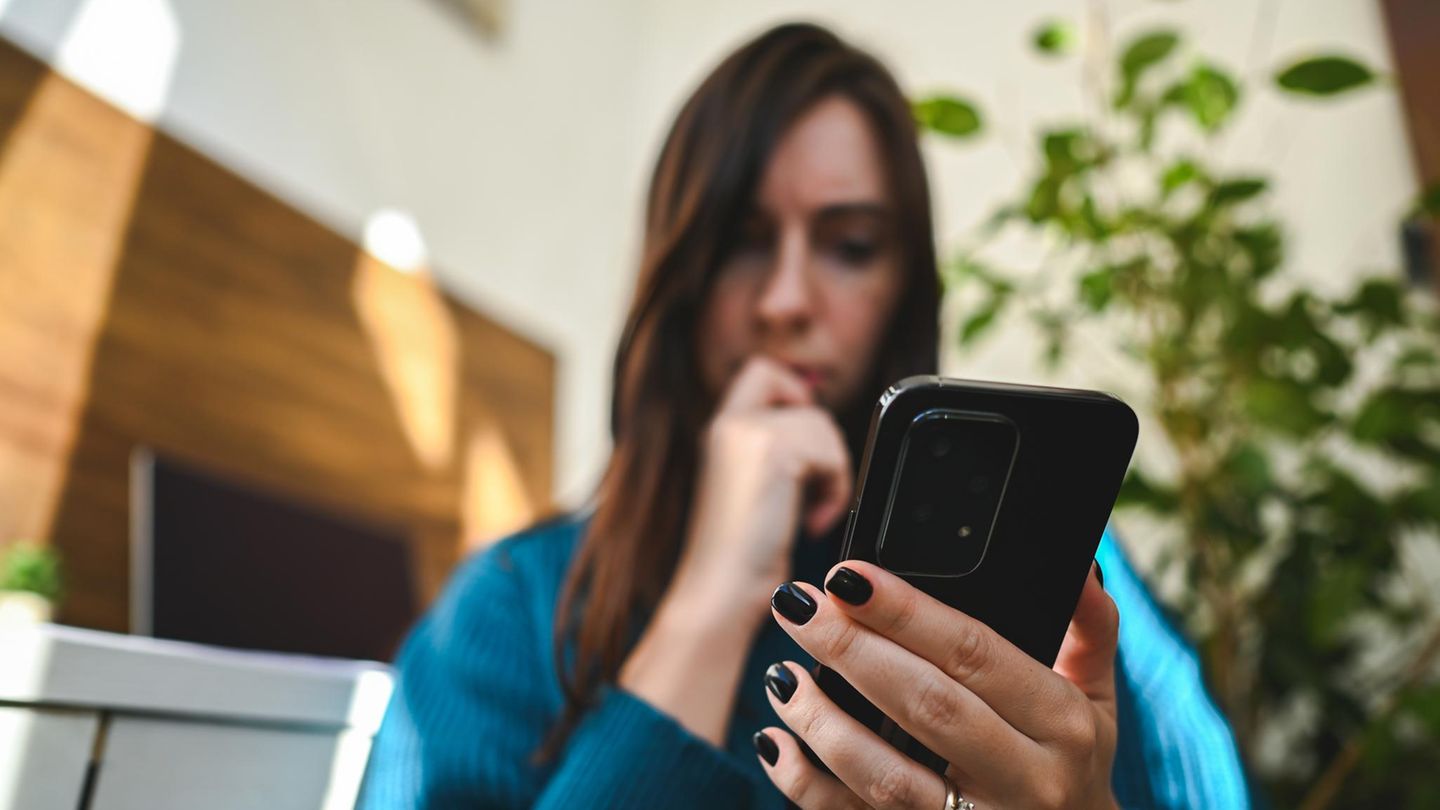 Warnsignal: Grüner Punkt im Smartphone-Display – darum müssen Sie nun aufpassen