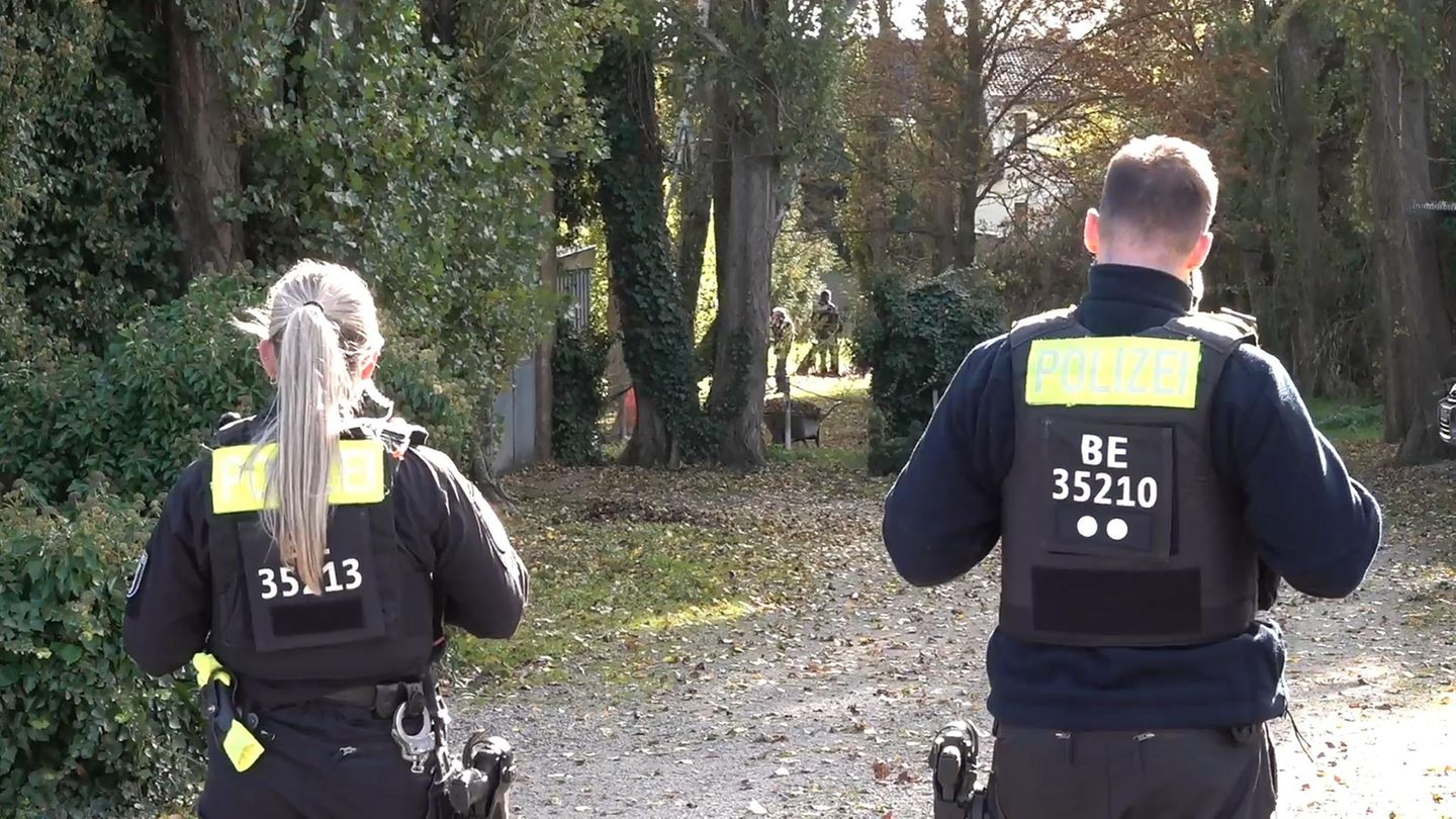 Vermisstenfall: Polizei setzt im Fall Rebecca Leichenspürhunde ein und pumpt Wassertank aus
