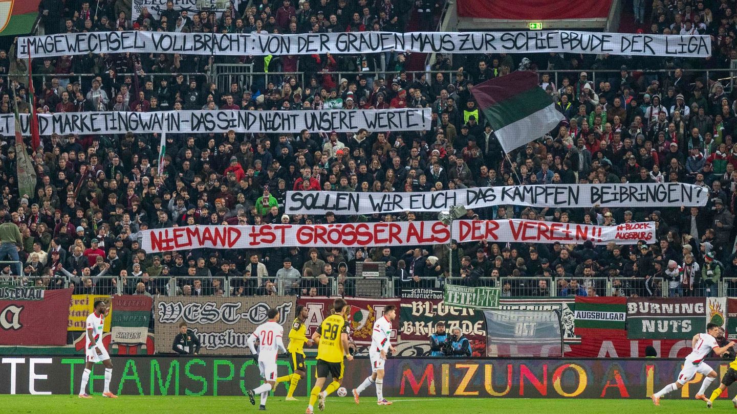 Fußball-Bundesliga: Protest-Plakate: Wagner stellt sich den FCA-Fans