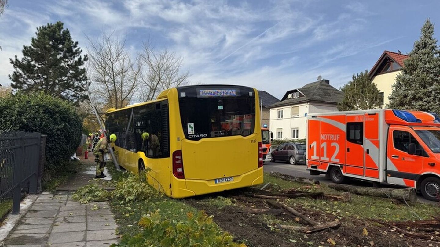 Unfälle: BVG-Bus kommt von Straße ab – Vier Verletzte