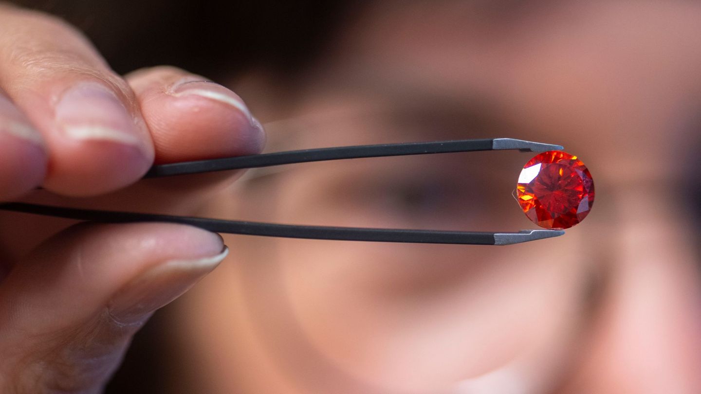 Bestattung: Über den Tod hinaus: Wenn aus Asche ein Gedenkdiamant wird