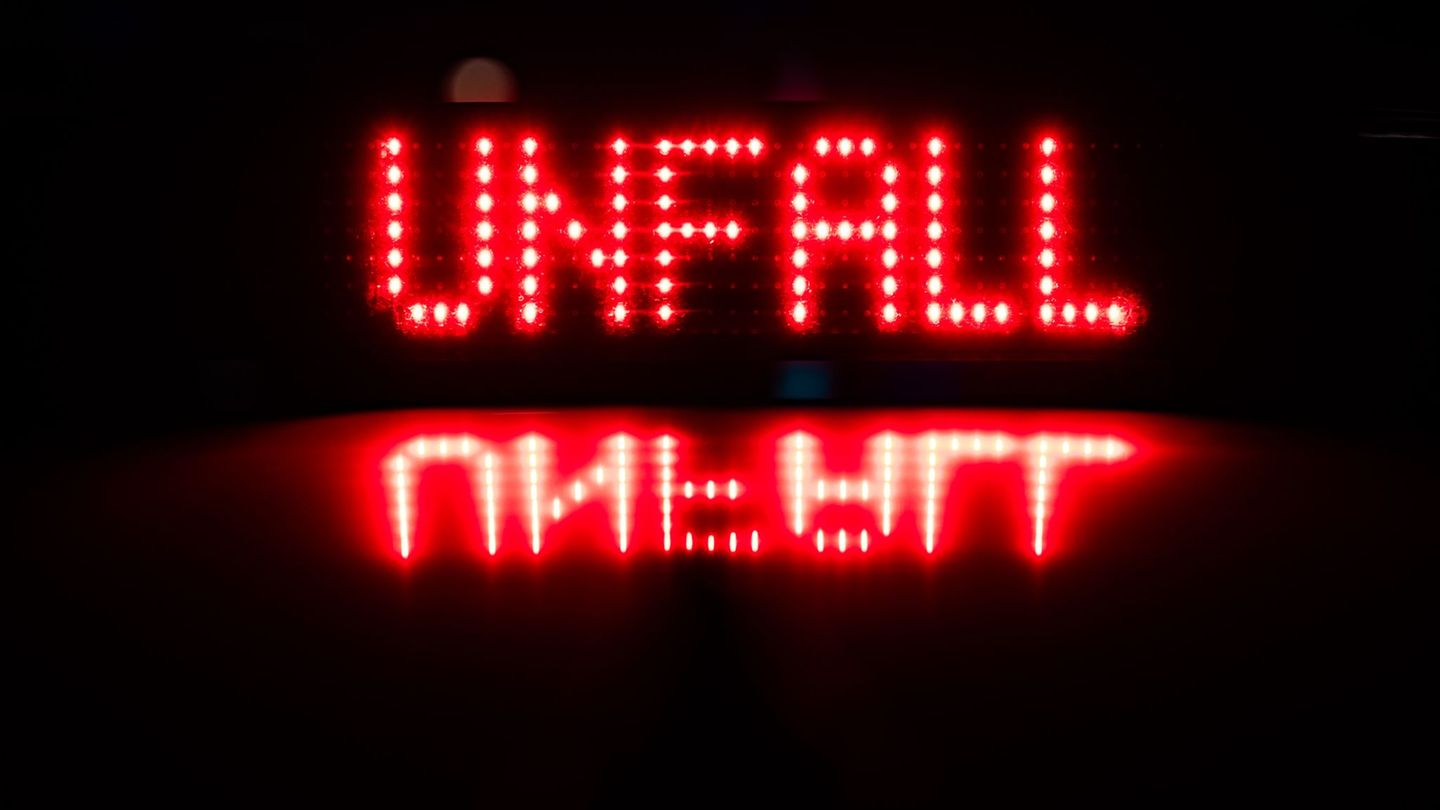 Unfall auf A9: Lastwagen rutscht nahe Wiedemar in Graben – Stau auf der A9