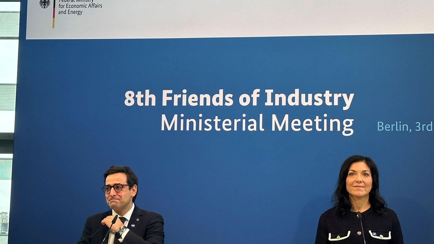 Industrie: Entlastung: Reiche kündigt Industriestrompreis ab 2026 an