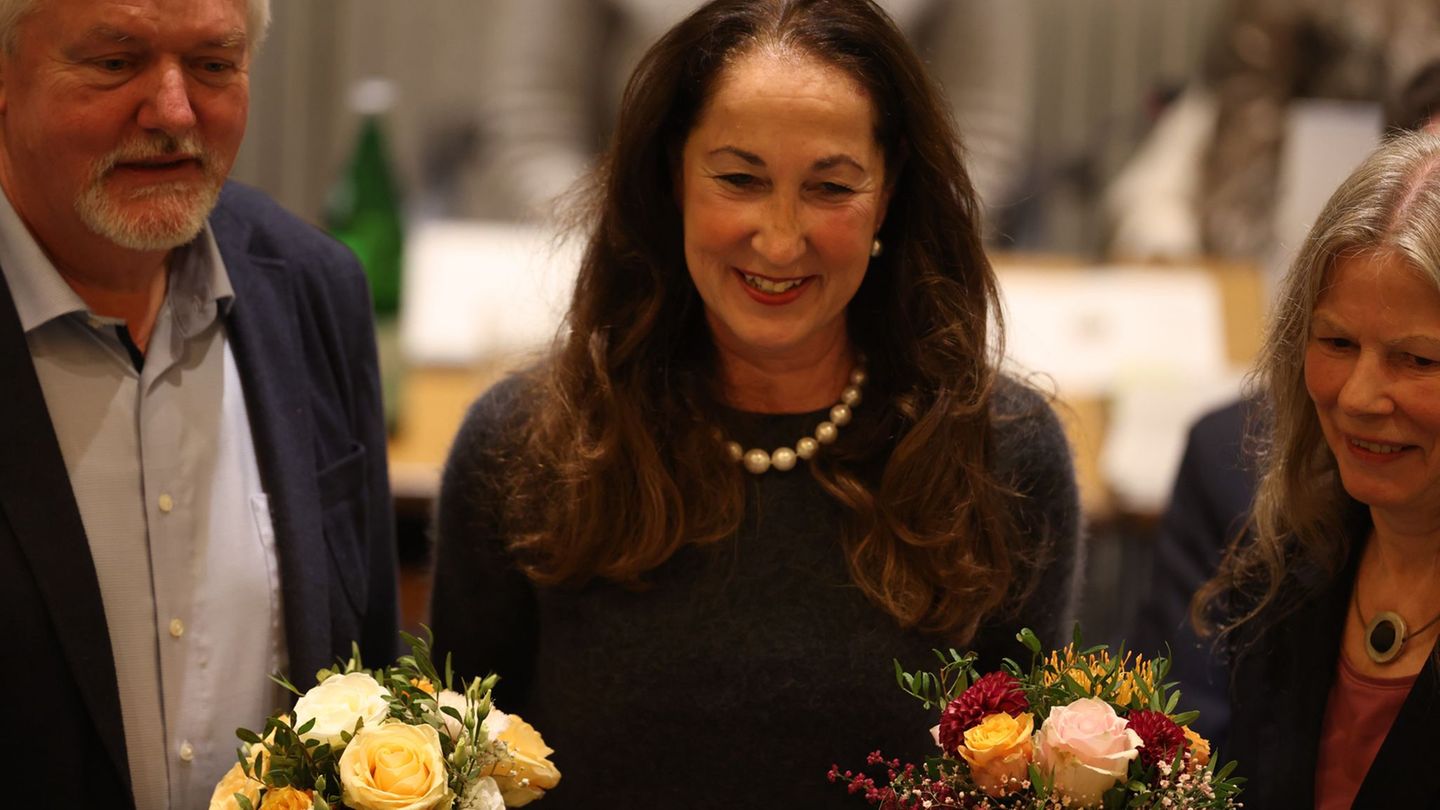 Amtseinführung in Herdecke: Bürgermeisterin nach Messerattacke: Kompass nicht verlieren