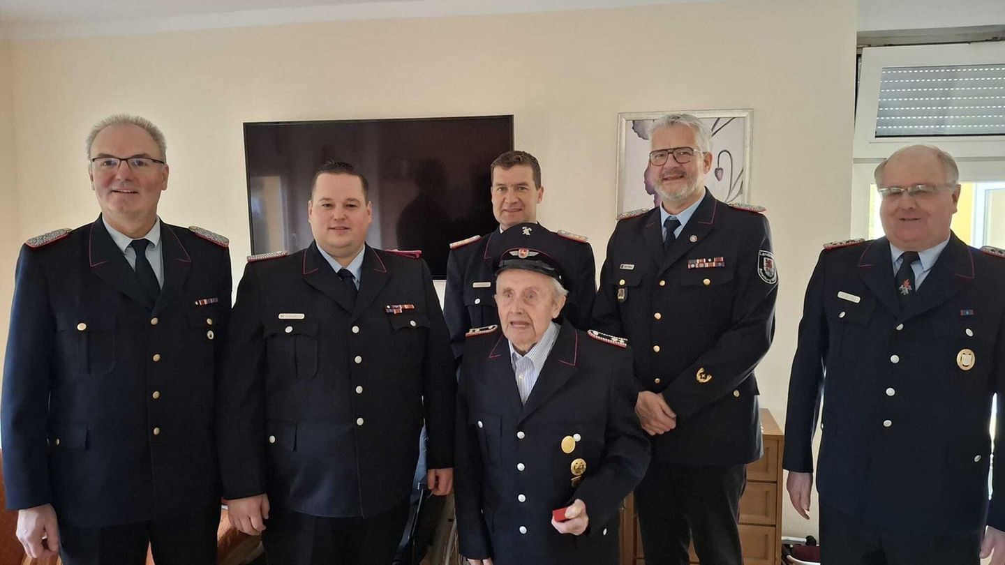 80-jähriges Jubiläum: 95-Jähriger für 80 Jahre Feuerwehrdienst geehrt