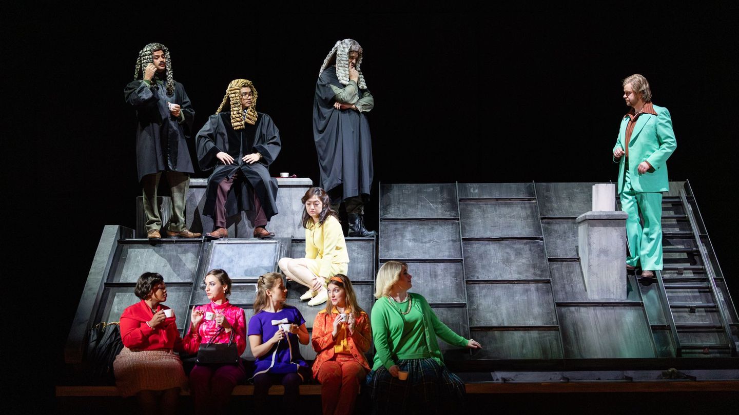 Münchner Opernpremiere: „Die Englische Katze“ auf dem heißen Blechdach