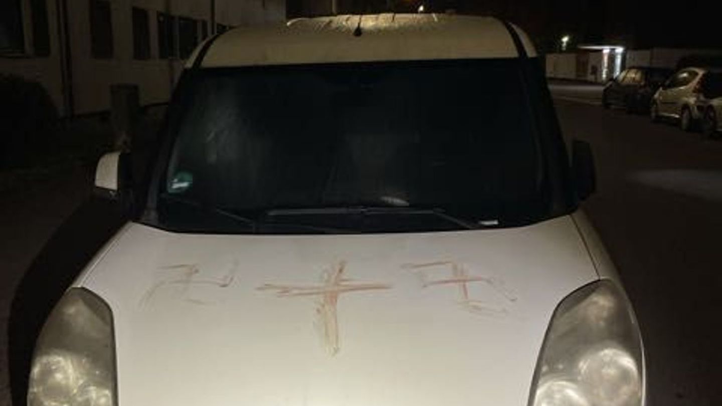 Schaurige Entdeckung in Hanau: Mit Blut beschmierte Autos und Häuser – Polizei ermittelt