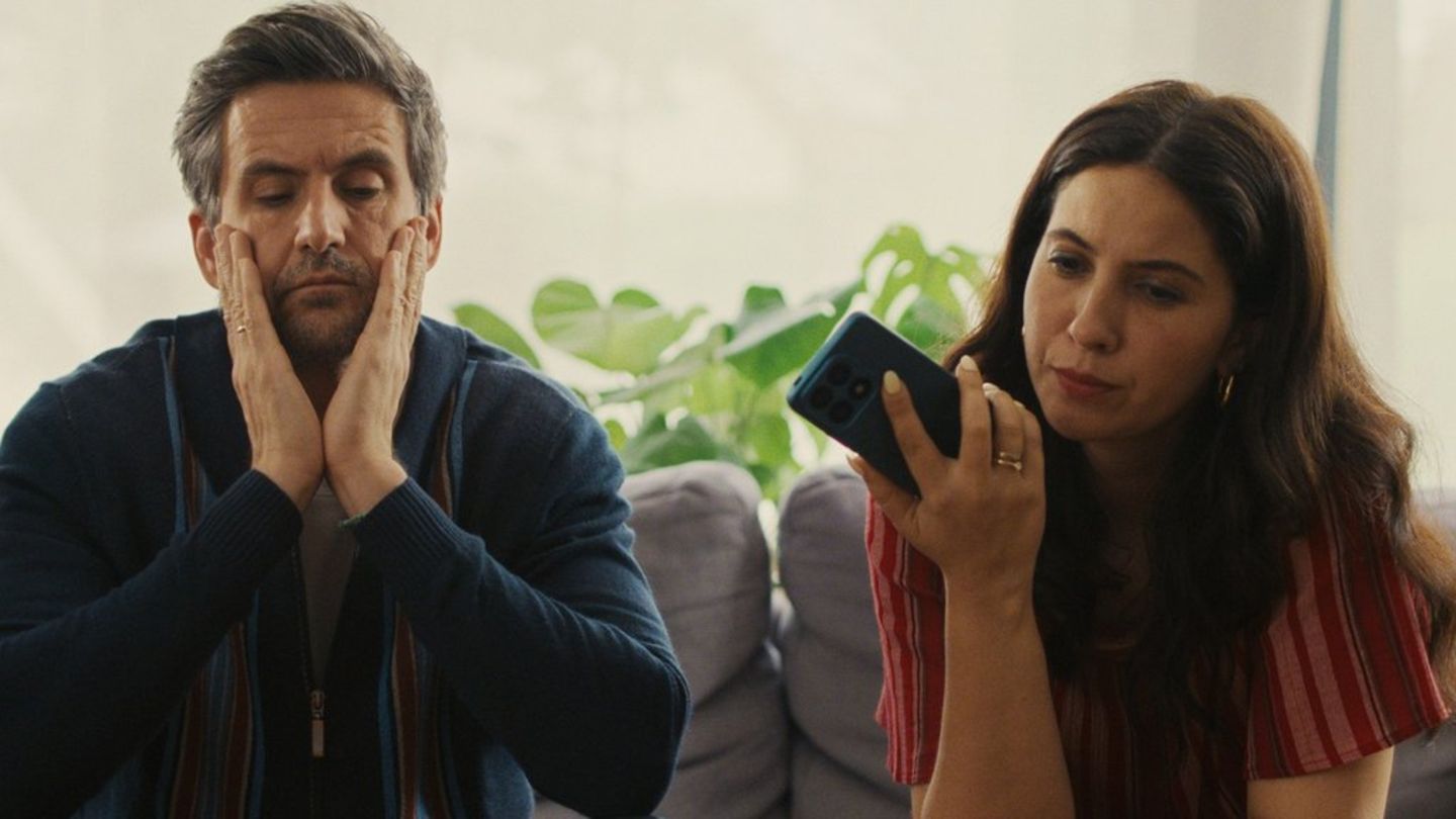 ZDFneo-Serie „the other gAIrl“: Wenn sich ein KI-Bot in die Ehe einmischt