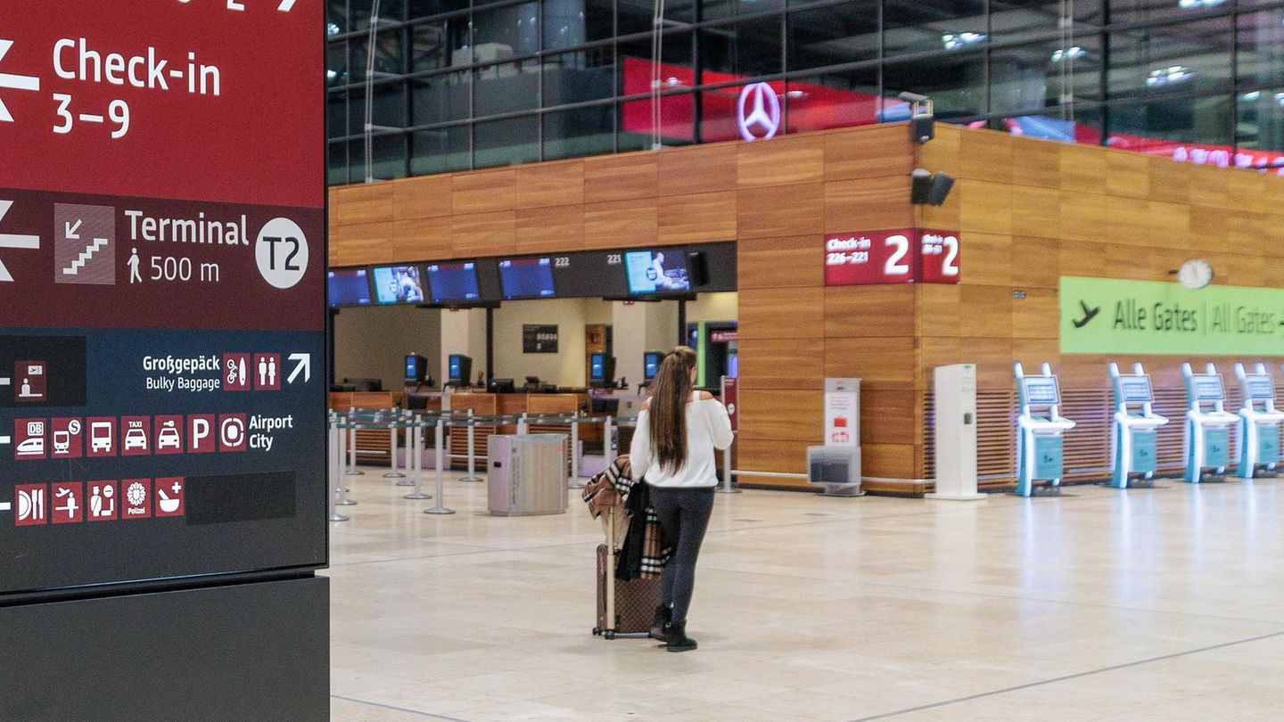 Sichtung am BER: Drohnen legen Berliner Flughafen zwei Stunden lang lahm
