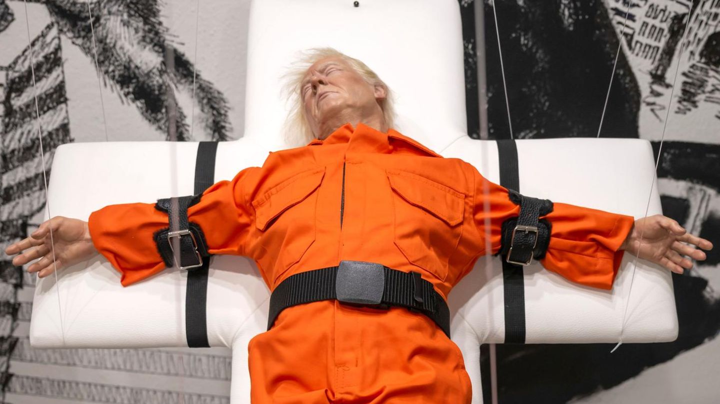 Provokantes Kunstwerk: Trump-Skulptur in Basel gekreuzigt